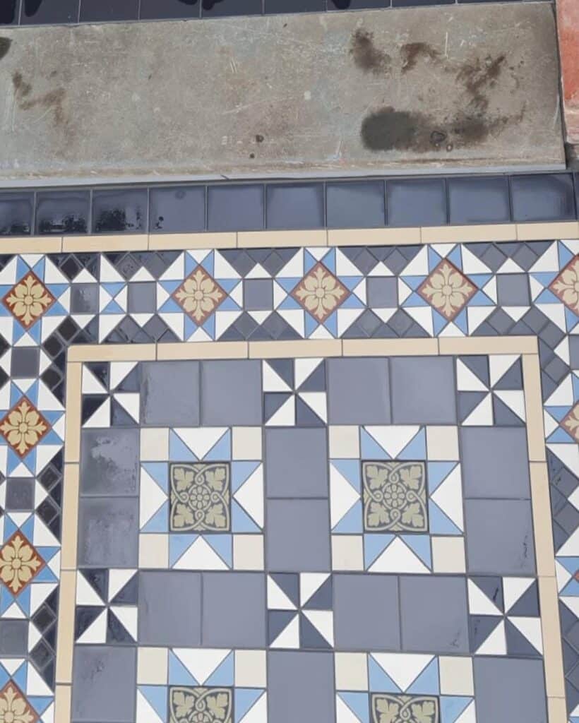 Decorative tile border pattern