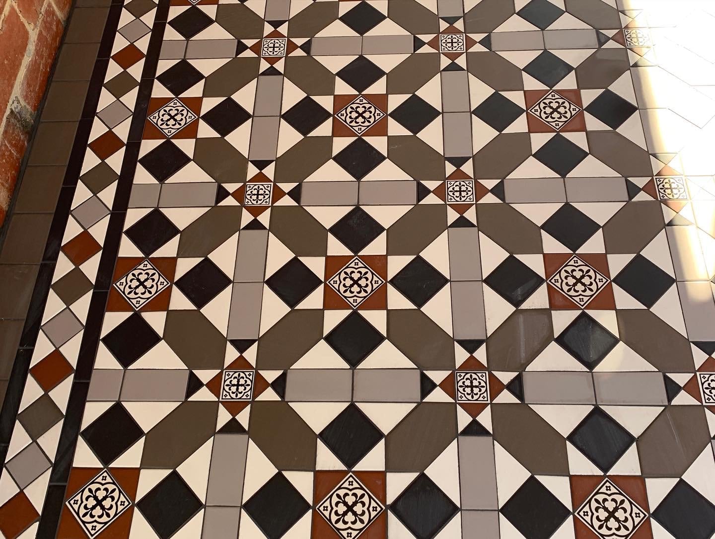 Geometric patterned floor tiles